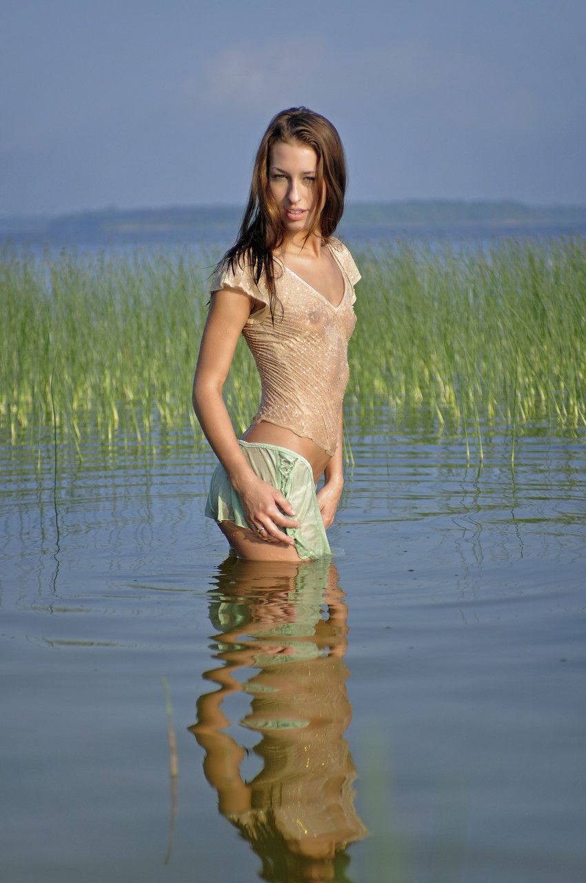 Amelia Lake Erotic Beauty Pic - 6 of 20
