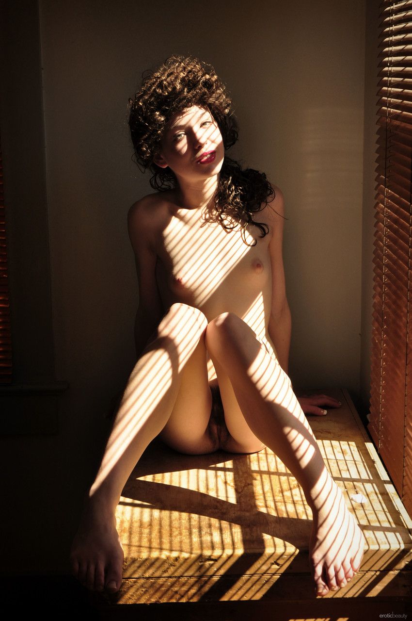 Emily Windsor Erotic Beauty Photo - 15 of 20