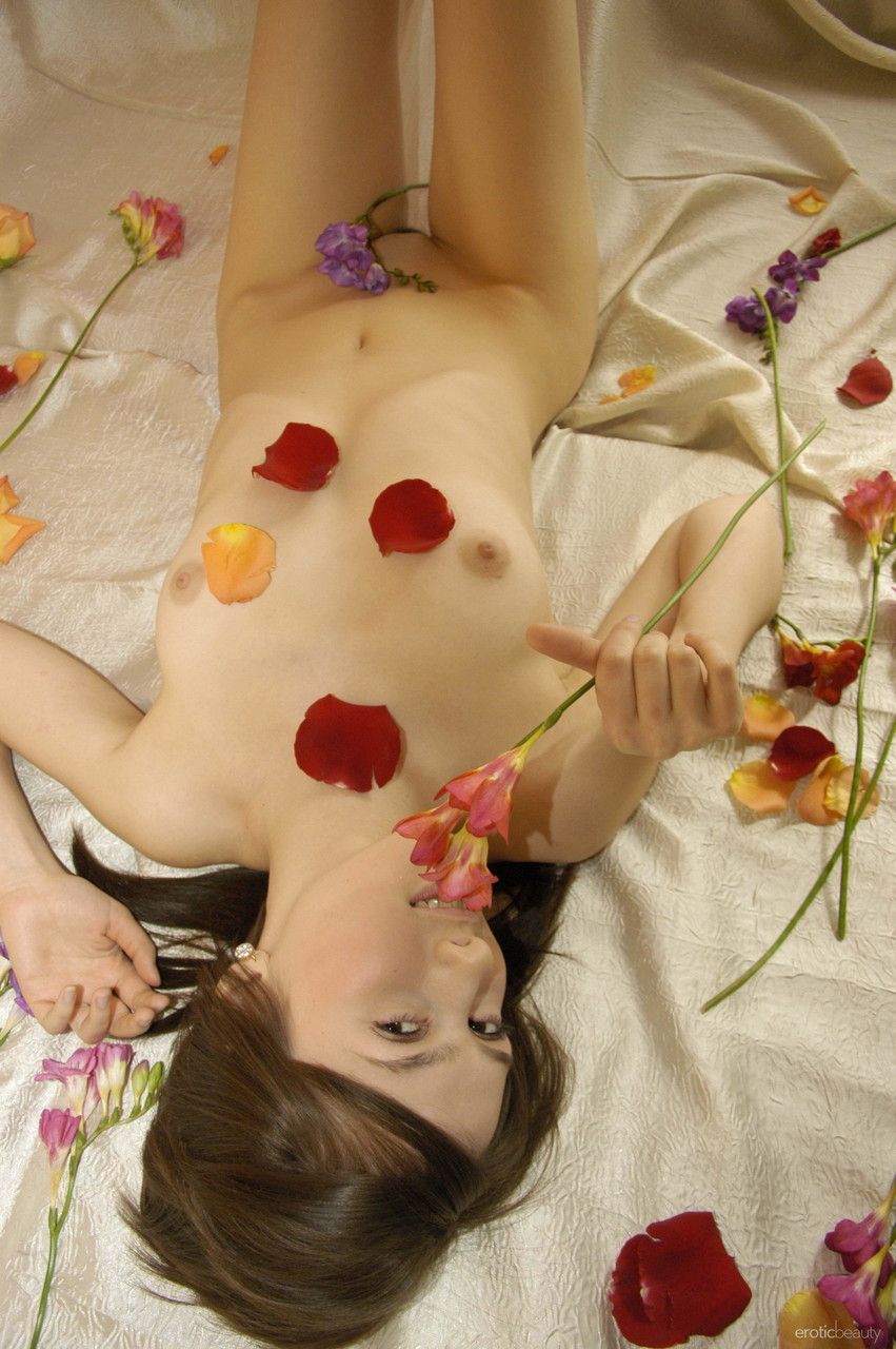 Irene Erotic Beauty Pic - 7 of 20